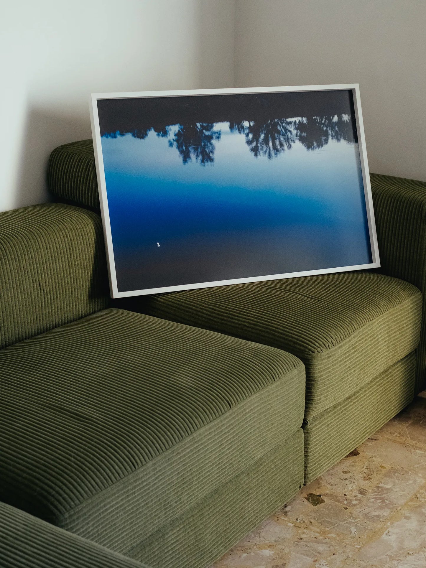 Questa fotografia, “Blue Moon 2019”, è stata realizzata in Francia nel 2019, durante il primo viaggio fotografico del progetto 27 Years of Sundays.“27 Years of Sundays” è una raccolta di fotografie fine art realizzate nel corso degli ultimi 6 anni di viag