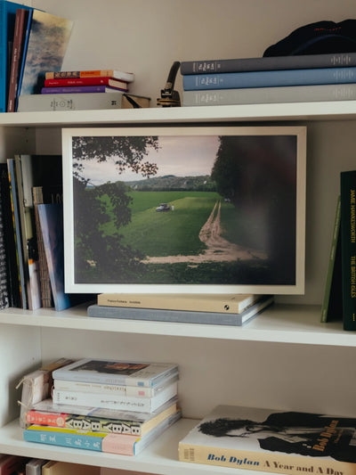 Fotografie bellezza quotidiana landscape framed print displayed on bookshelf with rural countryside scene