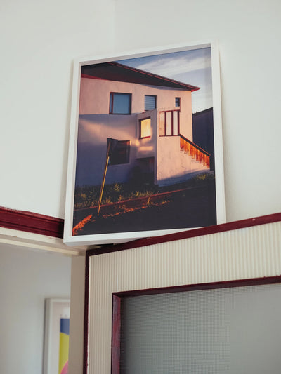 Fotografia architettura contemporanea framed print showing a sunlit residential facade