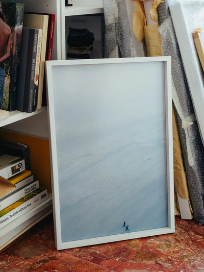 Fotografie minimal invernale framed print with snowy landscape and distant figure