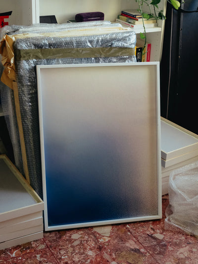Fotografia astratta contemporanea framed print with soft gradient and textured surface
