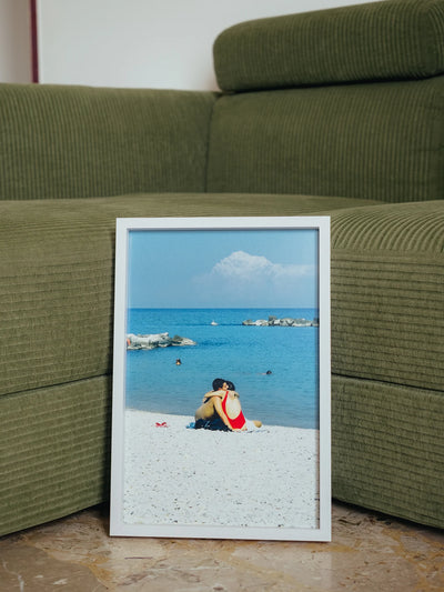 Fotografia vita quotidiana mare framed print showing two people sitting by the sea