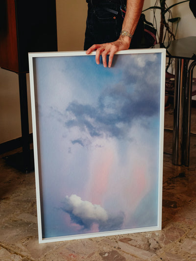 Fotografia cielo contemporanea framed print showing soft clouds and pastel sky tones